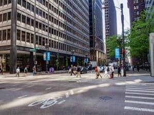 Photo of a busy Chicago street to demonstrate how online therapy in Illinois with a psychologist can save you time traveling to counseling sessions during rush hour